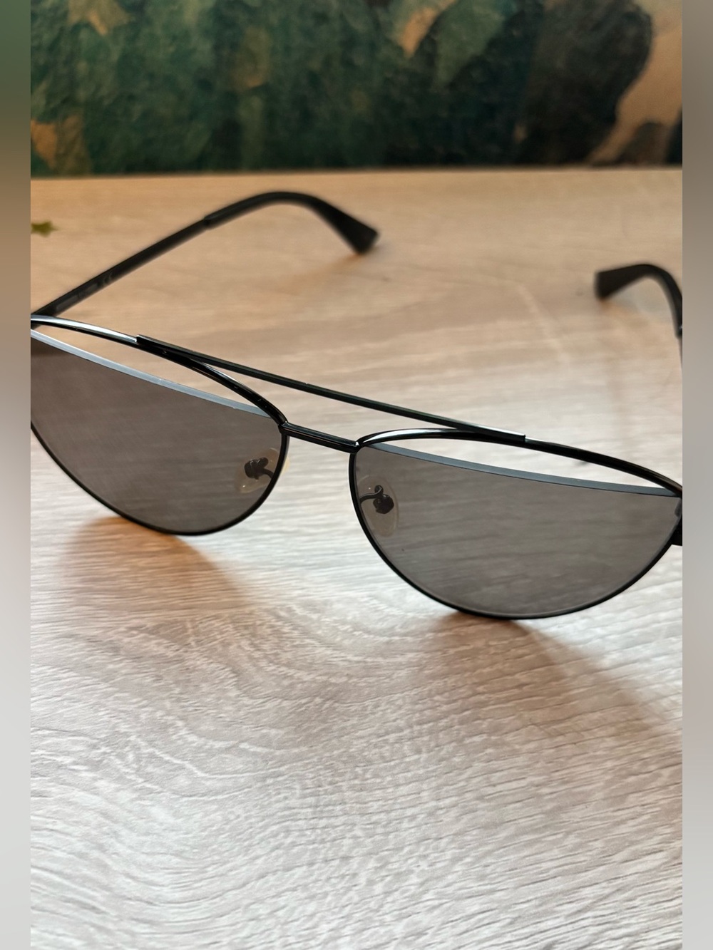 Alexander McQueen sunglasses

with case